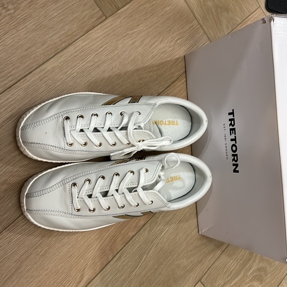 Gently used Tretorn Nylite2 Gold & White Leather size 10M - Picture 2 of 4